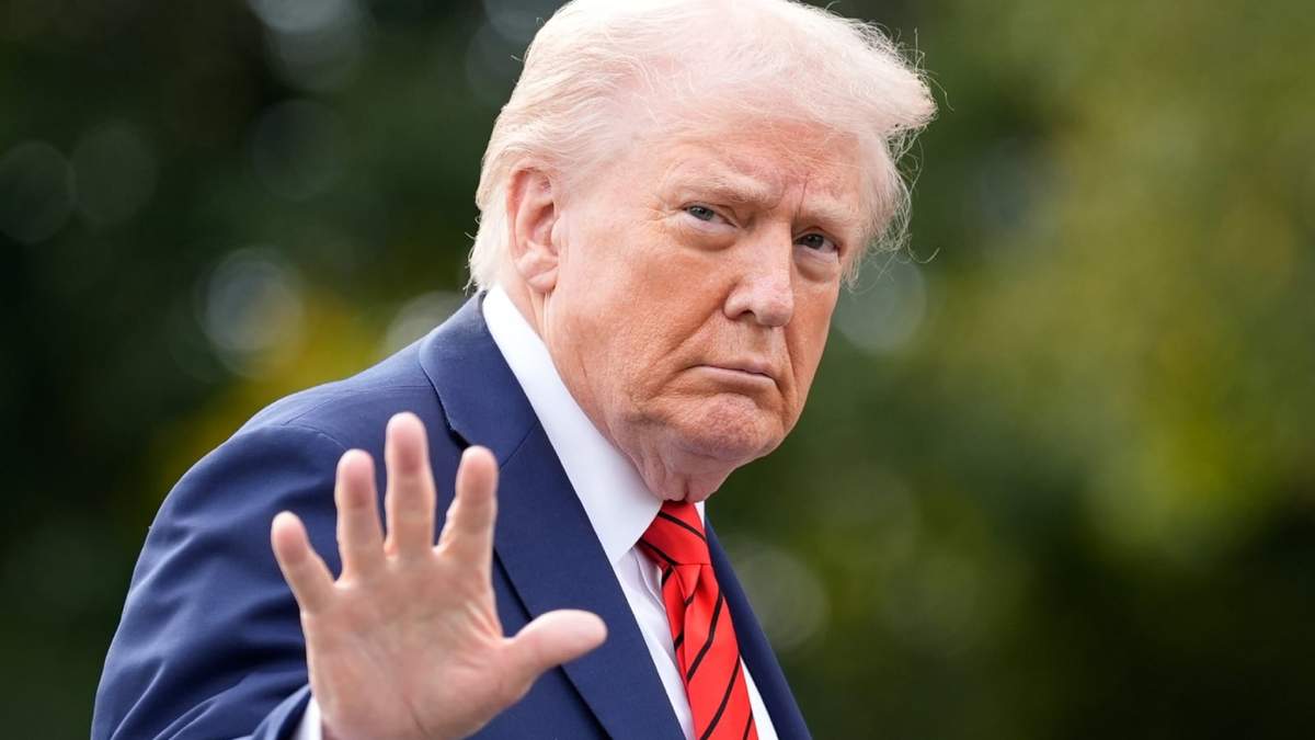 El presidente de Estados Unidos, Donald Trump, camina por el jardín sur de la Casa Blanca tras llegar en el Marine One, el viernes 10 de octubre de 2025, en Washington