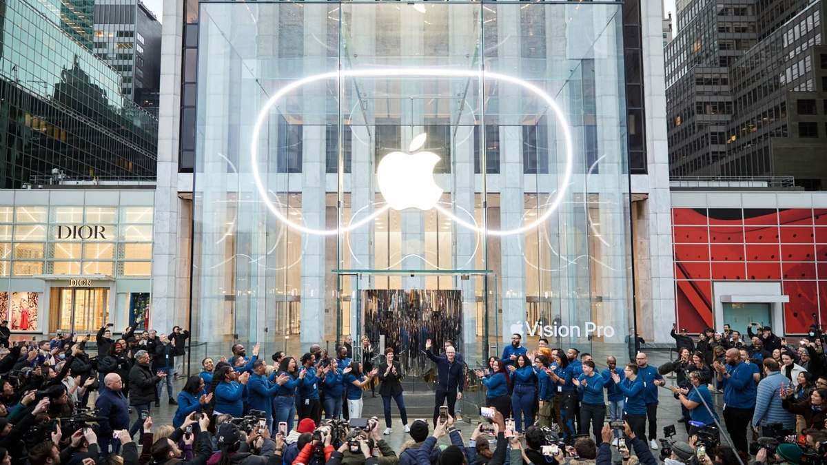 Tim Cook, CEO de Apple, en el lanzamiento del Vision Pro en la tienda de Nueva York