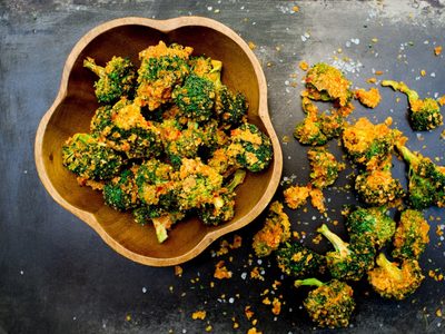 Chips de brócoli con 2 ingredientes: una receta súper fácil para conquistar a los más chicos