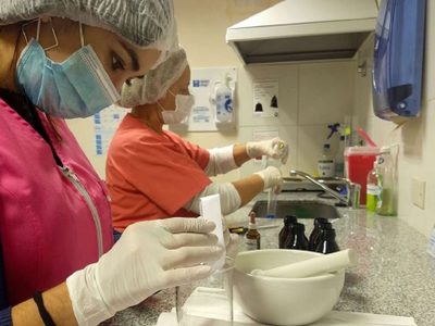 Por un reclamo de profesionales de salud el laboratorio del Castro Rendón atiende solo urgencias