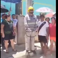 La CFE suspende a trabajador por dejarse amarrar a un poste en Yucatán