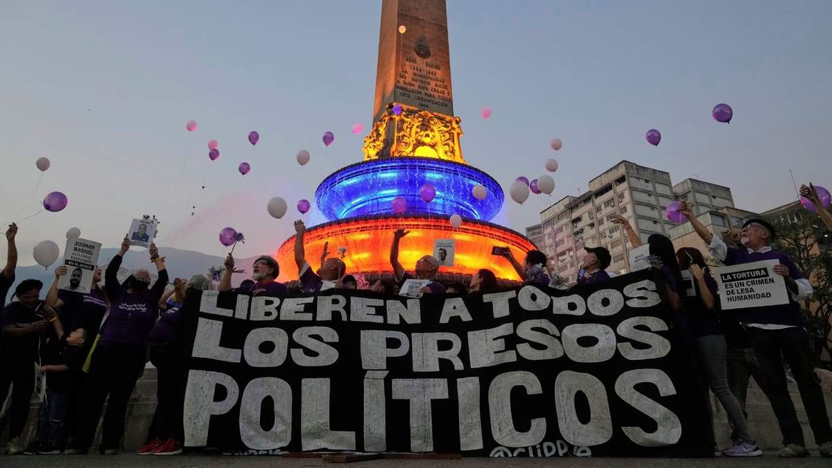Activistas y familiares de presos lanzan globos para pedir la libertad de los presos políticos, en Caracas, Venezuela, el 14 de abril de 2025