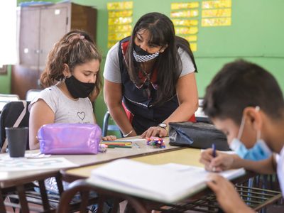 Sin distancia social, comienzan las clases presenciales en Mendoza y desafía al Gobierno nacional