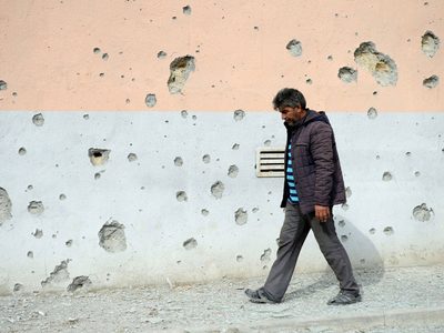 Azerbaiyán y Armenia pactaron un tenso cese al fuego