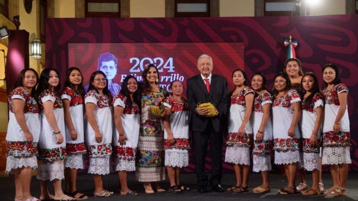 AMLO recibe a mujeres jugadoras