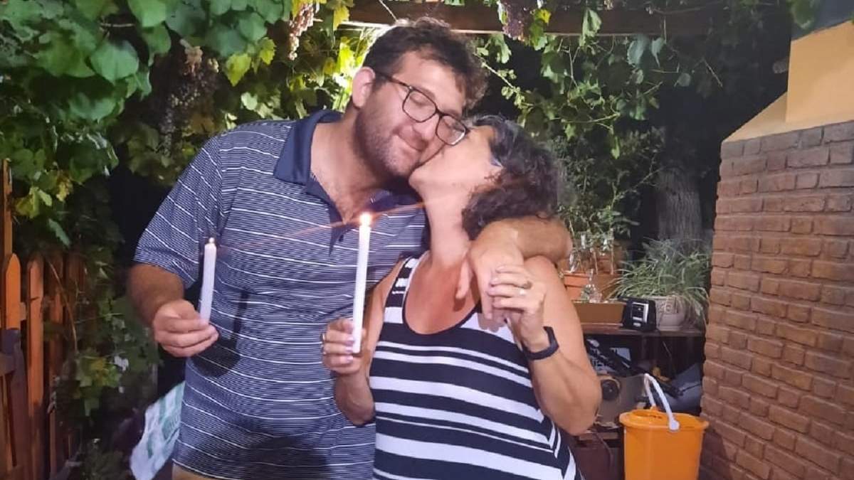 Juan Caliani junto a su mamá. Fuente: (Facebook)