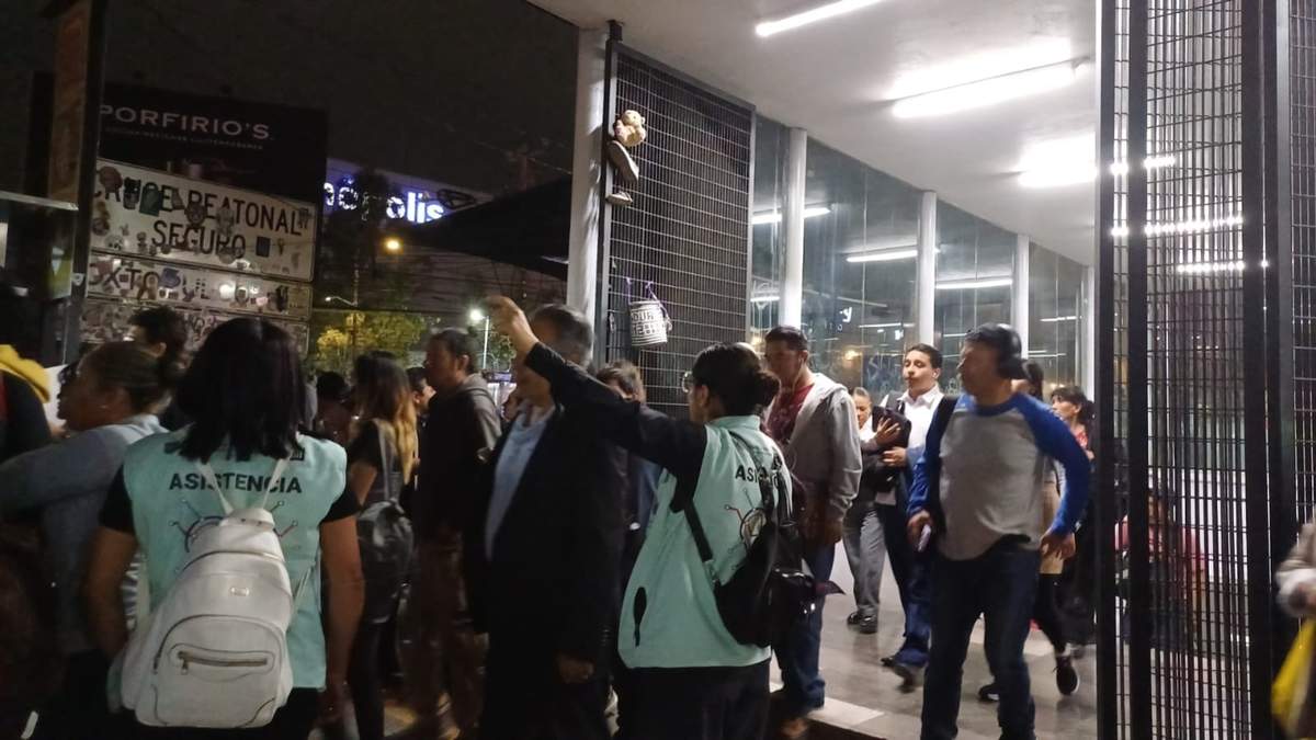 Usuarios del Metro fueron desalojados y trasladados en autobuses RTP