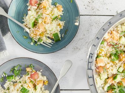 Económica y muy rendidora: estas fiestas reemplazá la ensalada rusa de siempre por esta de arroz que es un 10