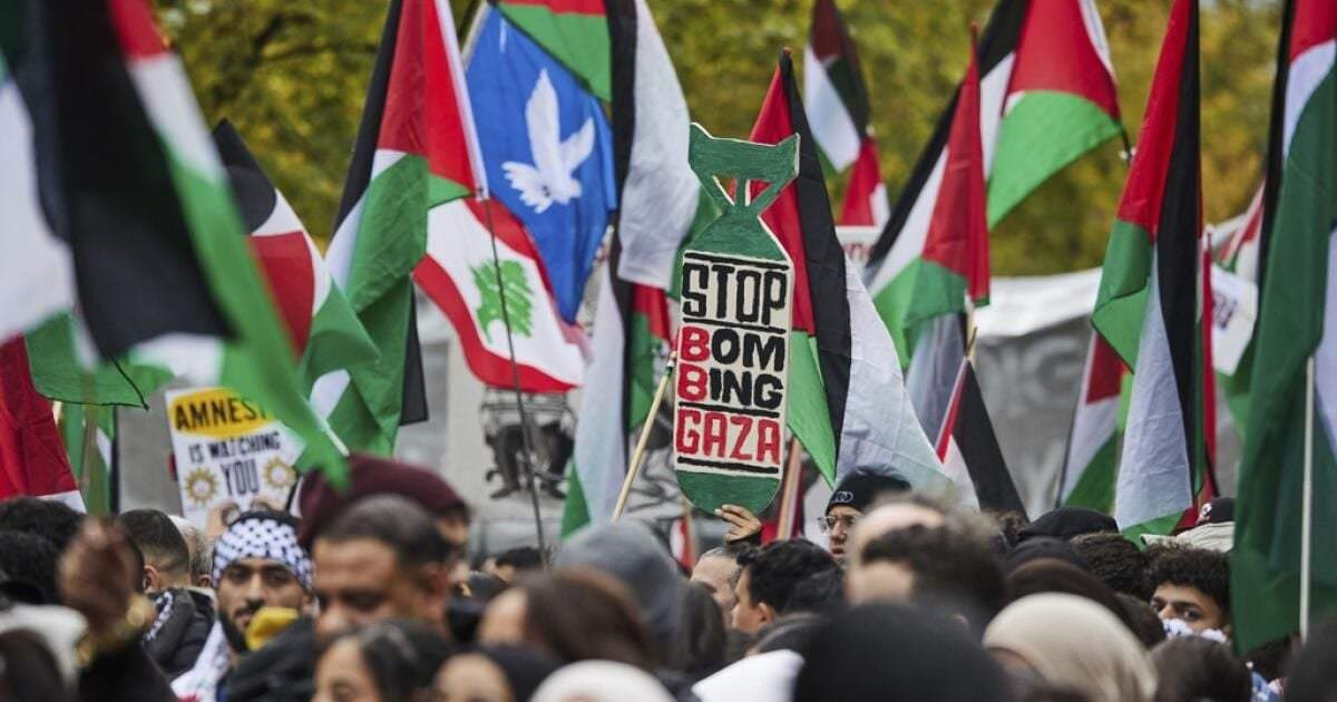 Varias personas protestan en apoyo a los palestinos en Berlín, Alemania, el sábado 5 de octubre de 2024, previo al primer aniversario del atentado de Hamás en el sur de Israel el 7 de octubre