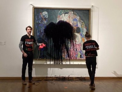 Activistas rocían un líquido negro a un cuadro de Klimt en Viena