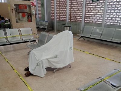 Adulto mayor muere en sala de espera del IMSS
