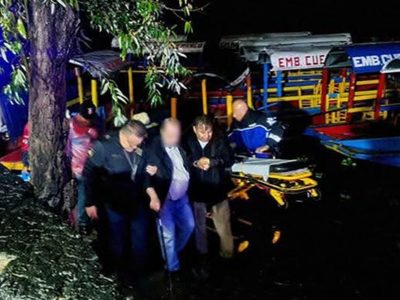 Treinta personas se quedan varadas en una trajinera en Xochimilco (Video)