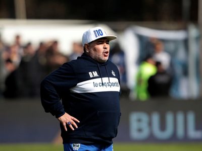 "Lo vamos a hisopar": Maradona bajo la lupa tras establecer contacto con una persona Covid positivo
