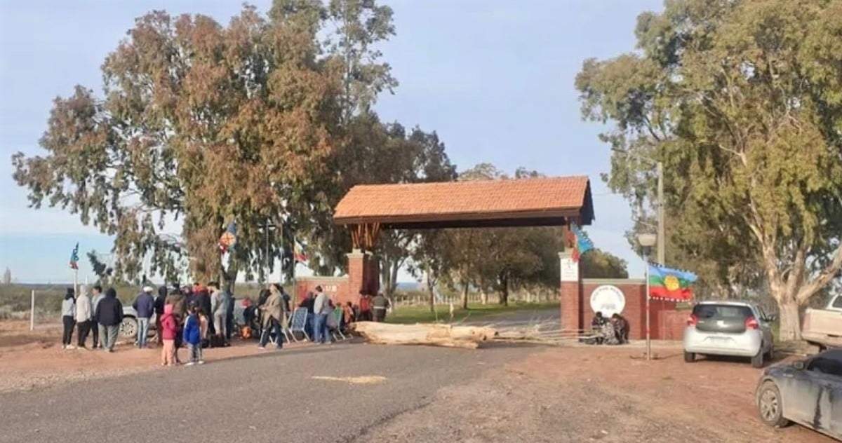 Acceso al club Mari Menuco. Fuente: (LMNeuquén)