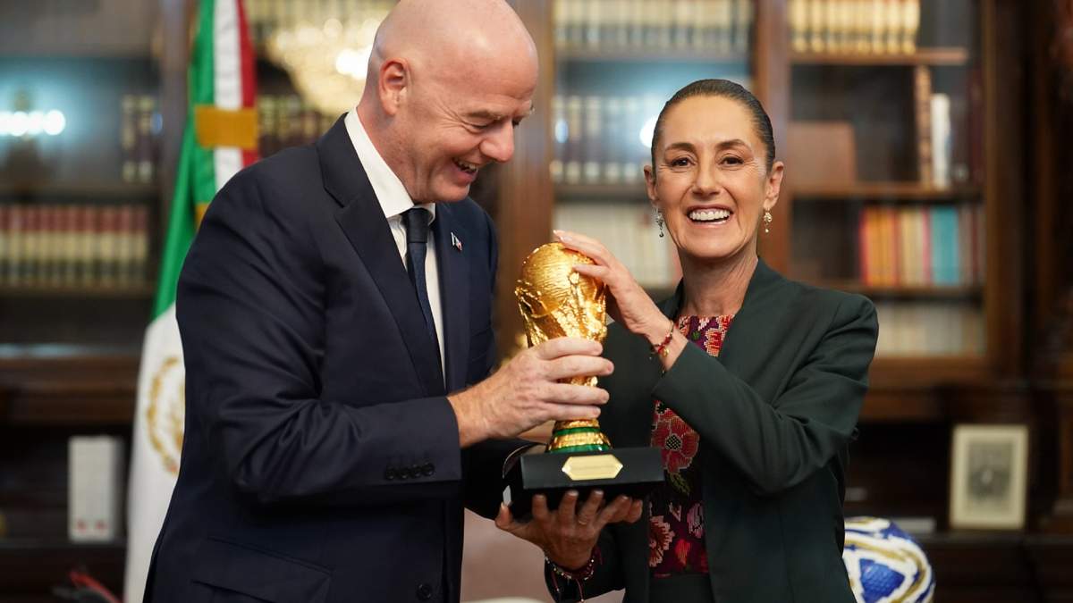 La presidenta Claudia Sheinbaum acarició la Copa del Mundo