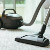 No gastes en productos carísimos: el truco infalible de la aspiradora para aromatizar tus ambientes mientras limpiás