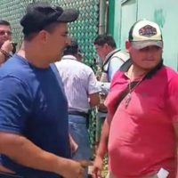 Clausuran empresa acusada de contaminar arroyo en Tabasco; levantan bloqueo en vía Nacajuca-Villaher