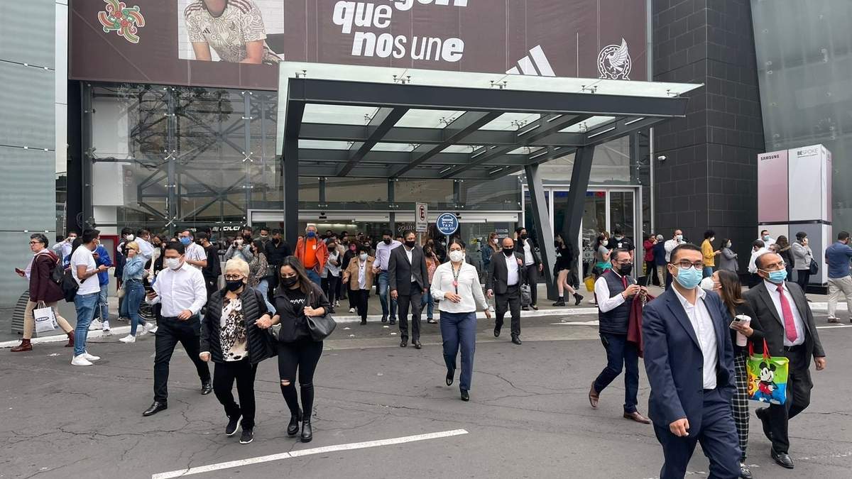 Personas abandonan el centro comercial Perisur ante la amenaza de bomba