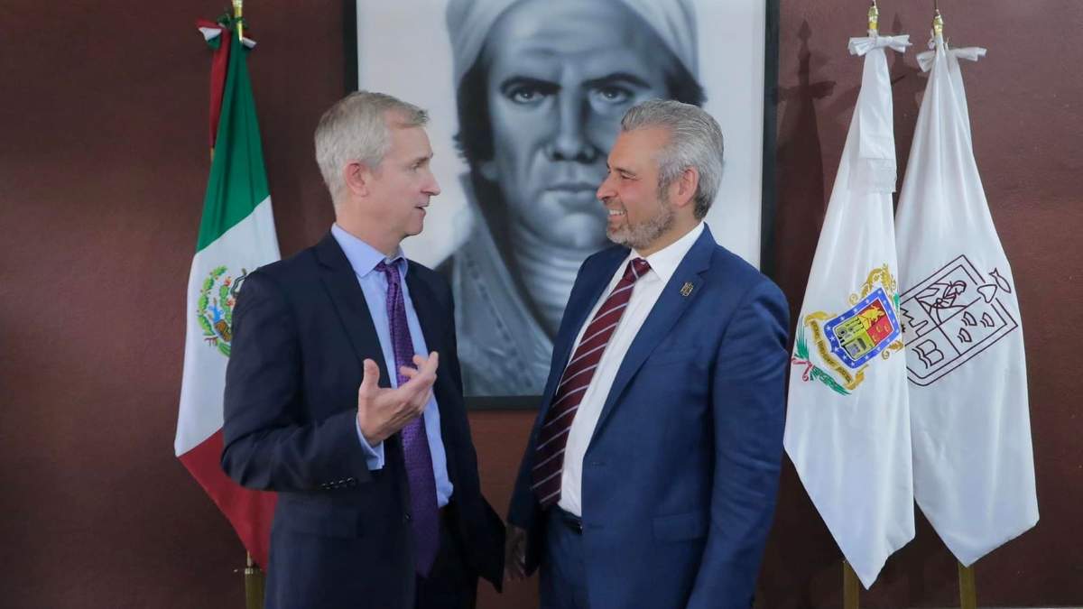 Timothy Dumas y el gobernador de Michoacán