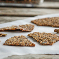Con un solo ingrediente y en 10 minutos, prepará estas crackers de semillas que son una salvación