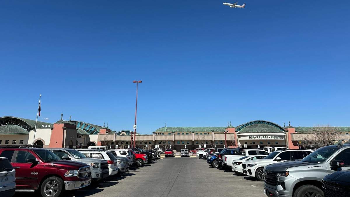 Un avión sobrevuela el Aeropuerto Internacional de El Paso