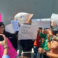 Protestan en cuartel de la Guardia Nacional por agresiones contra reporteros