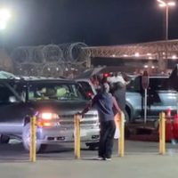 Video muestra el intento de migrantes por cruzar a Estados Unidos