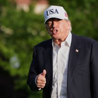 Trump anuncia suspensión de ataques contra Irán "previstos para mañana" a petición de aliados árabes