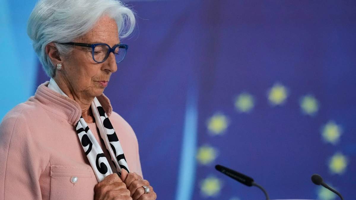 La presidenta del Banco Central Europeo, Christine Lagarde, llega a una conferencia de prensa después de una reunión del consejo de gobierno del BCE en Fráncfort, Alemania, el jueves 17 de abril de 2025