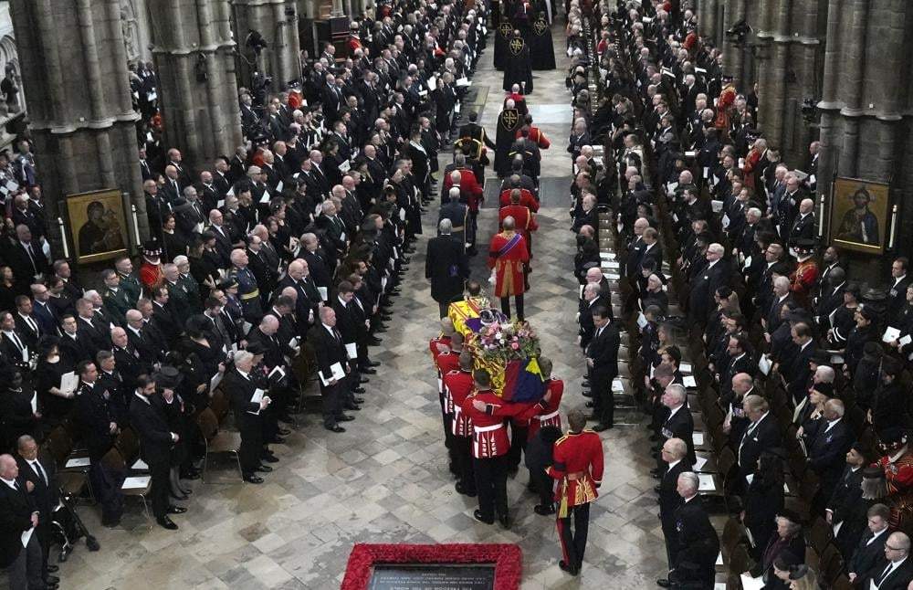 El ataúd de la reina Isabel II es trasladado a la Abadía de Westminster para su funeral el lunes 19 de septiembre de 2022