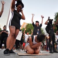 Tres muertos y una veintena de ciudades en toque de queda en EU por protestas raciales