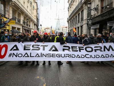Miles de policías marchan en España contra una reforma de ley impulsada por el Gobierno