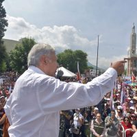 AMLO advierte nuevo desplegado de empresarios en su contra y les saca un pañuelo blanco en señal de 'amor y paz”