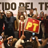 En medio de reclamos por candidaturas, Sheinbaum rinde protesta como aspirante del PT