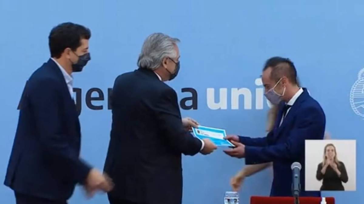 Alberto Fernández entrega la primera NDI para personas no binarias