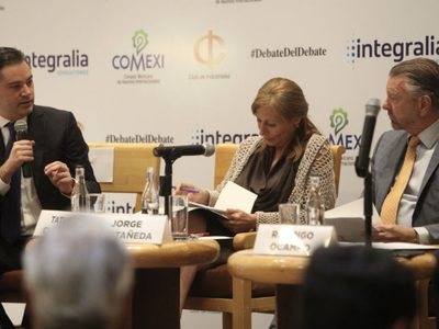 Con ribetes de humor y esgrima verbal, coordinadores de campaña de presidenciables recrean debate