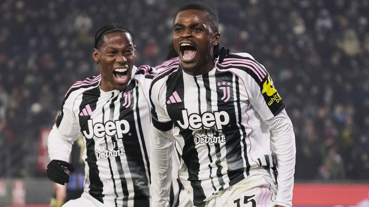 Pierre Kalulu de la Juvetnus celebra tras anotar en el encuentro de la Serie A ante Pisa