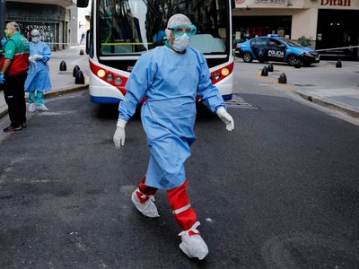 Mucho aplauso pero...Tratan de echar a un médico del SAME de su casa