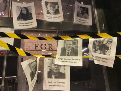 Realizan clausura simbólica de la FGR en protesta por los asesinatos de periodistas (Video)