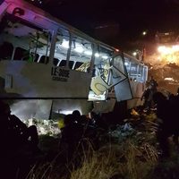 Mueren nueve personas y 46 resultan heridas en volcadura de autobús en León
