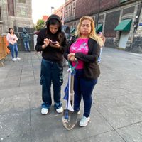 Madre buscadora protesta en Palacio Nacional; pide entregar a AMLO pala con la que busca a su hijo