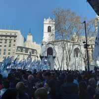 Miles de personas se movilizan a Plaza de Mayo en defensa de la democracia