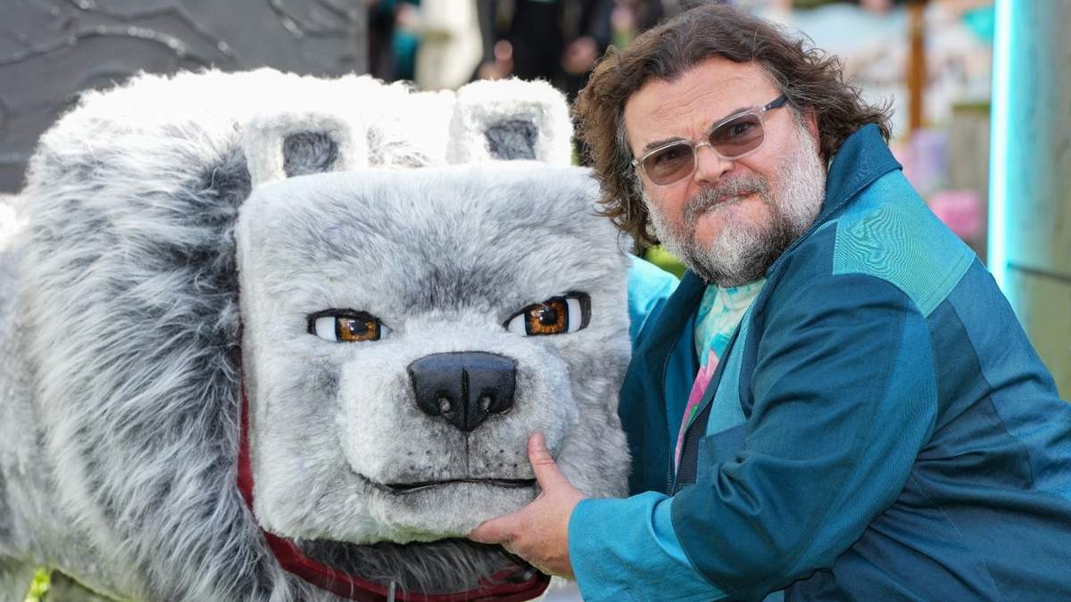 Jack Black posa para los fotógrafos con un modelo de personaje lobo de la película, a su llegada al estreno mundial de A Minecraft Movie el domingo 30 de marzo de 2025 en Londres