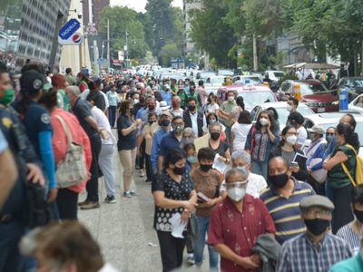 Adultos mayores hacen fila de hasta 2 horas para recibir la vacuna en Benito Juárez