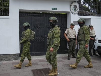 Policías de Ecuador irrumpen en la Embajada de México en Quito (Video)