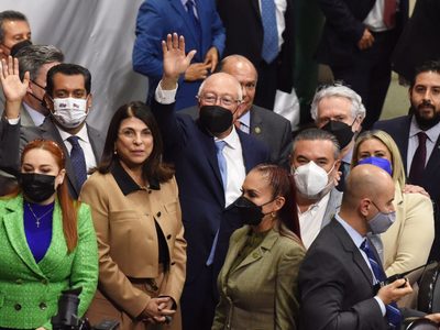Ken Salazar respalda iniciativa de reforma energética de AMLO