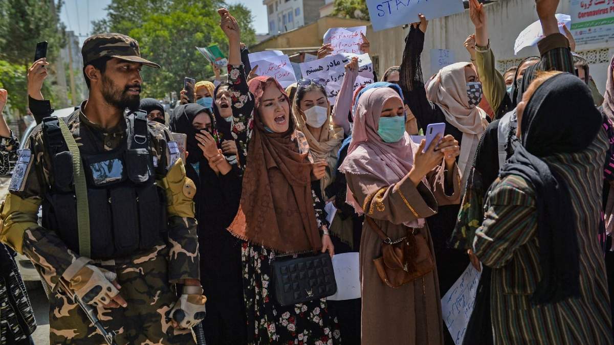Protesta de hoy en Kabul que fue dispersada con disparos al aire. Fuente: (Twitter)