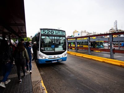 Se anticipa un paro de colectivos por un conflicto salarial