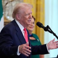 Trump amenaza a la UE con imponer aranceles del 200% a exportaciones de alcohol