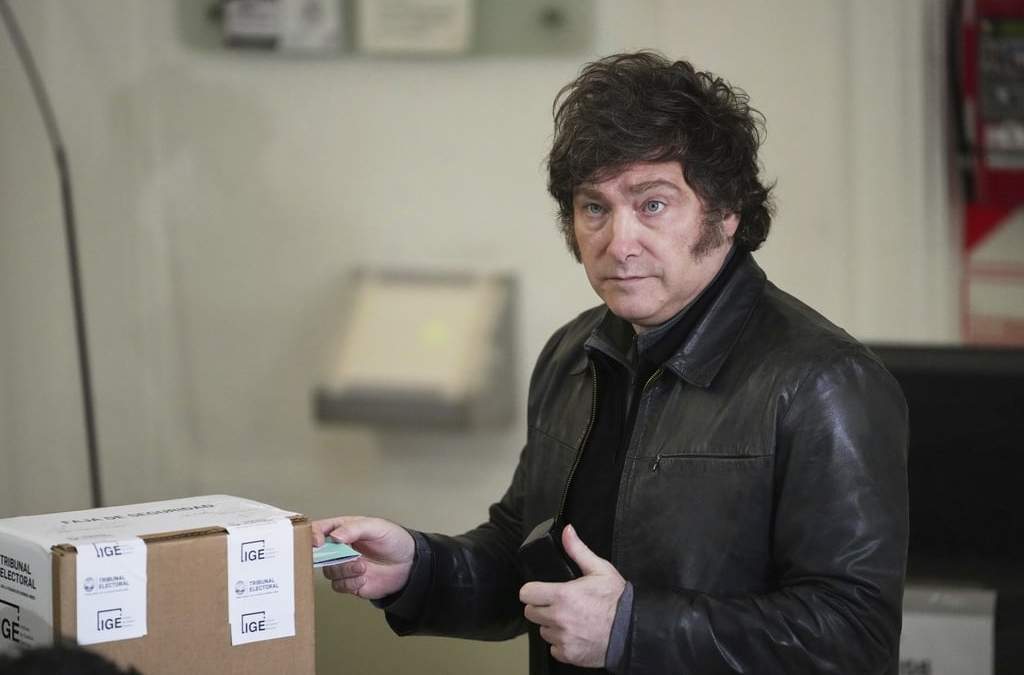 El presidente argentino Javier Milei emite su voto para las elecciones de la legislatura de la ciudad de Buenos Aires, este domingo 18 de mayo de 2025